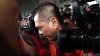 Sanusi berjalan menuju mobil tahanan KPK.