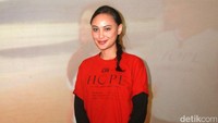 Alessandra tampil kasual dengan kaus dan celana hitam panjang. Pool/Gus Mun/detikFoto