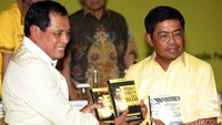 Idrus Marham menyerahkan buku berjudul Magnet Politik Partai Golkar kepada Nurdin Halid. Sekjen Partai Golkar yang mengundurkan diri dari bursa pencalonan caketum itu meminta gagasannya lewat buku diterapkan oleh para caketum.