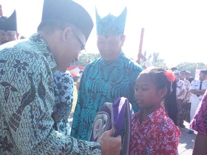 Cerita Haru Via dan Insan, Bocah 9 dan 13 Tahun yang Akhirnya Bisa Sekolah