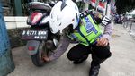Polisi Cabut Pentil Motor yang Parkir Sembarangan