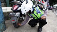 Aparat kepolsiian menghimbau untuk pengguna sepeda motor tidak memarkir kendaraannya di atas trotoar.