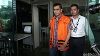 Sanusi keluar dengan memakai rompi tahanan KPK.