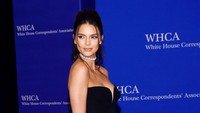 Di kesempatan itu, model 20 tahun itu kenakan dress hitam dari Vivienne Westwood yang elegan dipadu dengan heels dari Dolce & Gabbana. Larry Busacca/Getty Images/detikFoto.