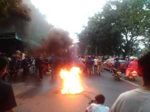 Mahasiswa IISIP Demo Bakar Ban di Jalan, Lalin Arah Pasar Minggu Macet