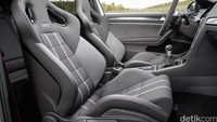 Jok model bucket seat, pasti memeluk tubuh penumpang dan pengendara lebih sempurna. Untuk kesan sporty ada benang jahitan berwarna merah di joknya. Foto: VW