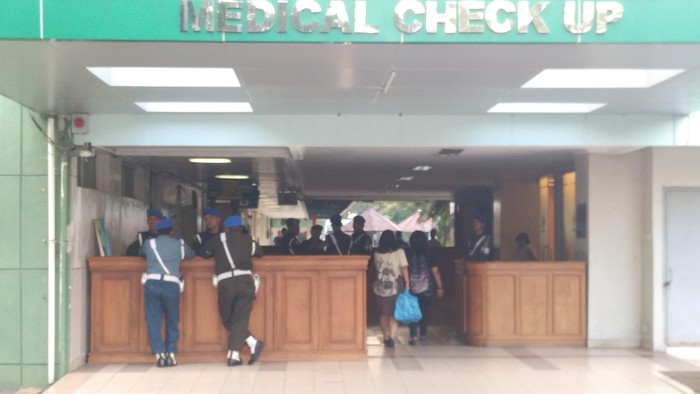 Gedung Medical Check-up RSPAD Gatot Soebroto tempat 10 korban sandera menjalani perawatan dijaga ketat oleh polisi militer. Belum terlihat keluarga korban berdatangan.