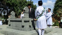 Ketua Majelis Luhur Taman Siswa, Prof Dr Sri Edi Swasono melakukan ziarah dan tabur bunga di pusara makam Ki Hajar Dewantara dan Nyi Hajar Dewantara.