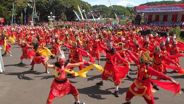 1.000 Penari Topeng Peringati Hari Pendidikan di Alun-Alun Tugu Malang