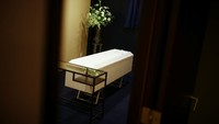 Sousou merupakan satu dari banyak bisnis hotel jenazah yang ada di Jepang. Fungsinya adalah sebagai penyimpanan jenazah sementara sampai keluarga mendapatkan krematorium untuk melakukan upacara kremasi. (Foto: Thomas Peter/Reuters)