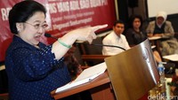 Megawati Soekarnoputri menegaskan bila dedikasi bidan di desa yang sudah menjadi pegawai tidak tetap (PTT) harus diupayakan masuk calon pegawai negeri sipil (PNS).