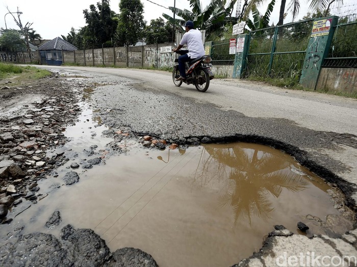 Tersiksa Karena Kondisi Jalan Raya Ciangsana yang Rusak