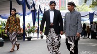 Menteri Anies dan peserta upacara mengenakan pakaian adat dari seluruh nusantara sebagai simbol keberagaman pendidikan Indonesia. 