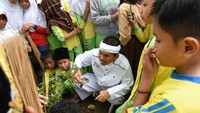 Para pelajar antusias untuk melakukan bersih-bersih di luar sekolah.