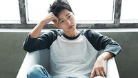 Mantan personel Running Man bergaya di dalam bathtub dengan t-shirt lengan panjang dan celana jins. (Top Ten Korea)