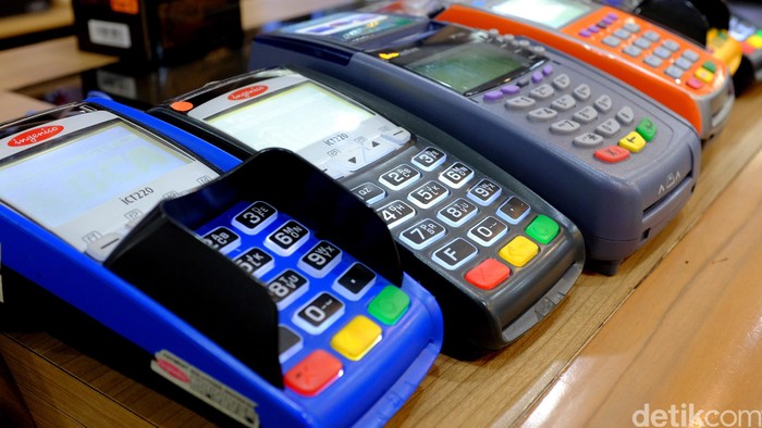 Sistem pembayaran nontunai di mana bank penerbit kartu memberikan kredit kepada nasabah pemegang kar