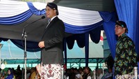Menteri Pendidikan dan Kebudayaan (Mendikbud) Anies Baswedan memimpin upacara peringatan Hari Pendidikan Nasional (Hardiknas) di halaman Gedung Kemendikbud, Jakarta (2/5/2016).