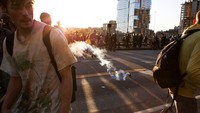 Lima polisi terluka setelah para demonstran melemparkan bom molotov dan batu-batu serta memecahkan kaca-kaca jendela. David Ryder/Reuters/detikFoto.