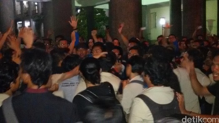Demo Ribuan Mahasiswa UGM Ricuh, Rektor Dikejar-kejar Usai Dialog