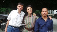 Grup wayang kontemporer Prancis Les Remouleurs Olivier Vallet, Anne Bitran dan bersama dengan Rully Shabara dari grup musik Senyawa sat ditemui di kawasan Senayan pada akhir pekan lalu.