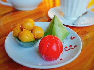 Mencuci Mulut dengan Roko Cangkuning dan Bluder Khas Makassar