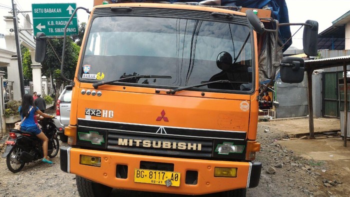 Ada Truk Muatan Kayu Terperosok, Jalan Jagakarsa Raya Macet