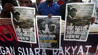 Masyarakat Distrik Moskona Utara menggelar unjuk rasa di depan gedung KPK.