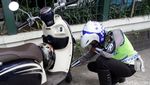 Polisi Cabut Pentil Motor yang Parkir Sembarangan