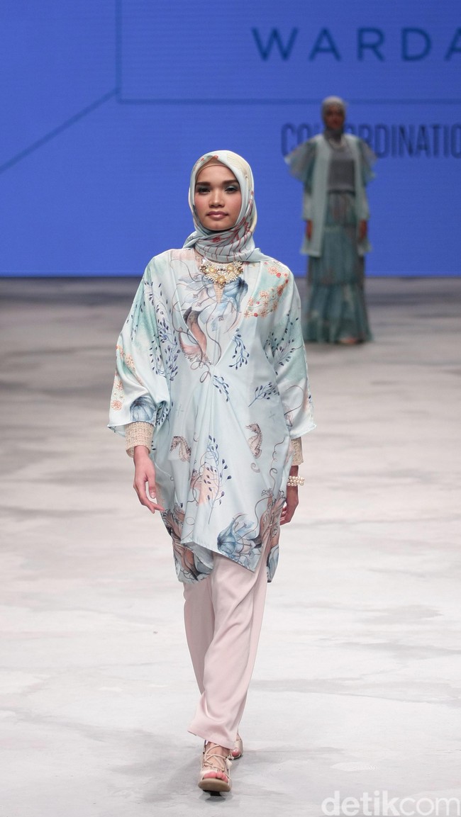 Ria Miranda for Wardah Co[l]ordination. Indonesia Fashion Week 2016 at Jakarta Convention Center. Senayan. Jakarta. [Foto: Mohammad Abduh/Wolipop]
