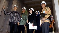 Menteri Perindustrian, Saleh Husin berkeliling pabrik untuk melihat proses pembuatan garbarata.