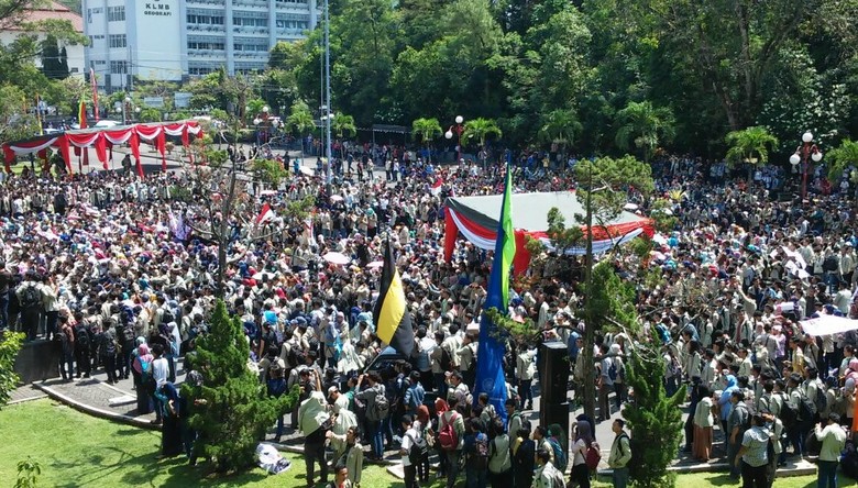 1.000-an Mahasiswa UGM Demo Menolak UKT dan Relokasi Kantin Bonbin 1.000-an Mahasiswa UGM Demo Menolak UKT dan Relokasi Kantin Bonbin