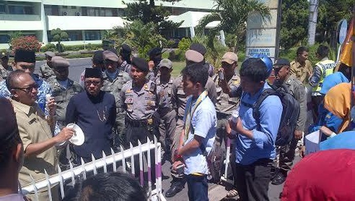 Mahasiswa Turun ke Jalan Tuntut Pemkab Serius Perbaiki Dunia Pendidikan