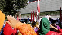 Upacara Hardiknas dihadiri ratusan pendidik dan peserta didik yang berpakaian adat.