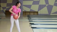 Anin sedikit kerepotan dengan bola bowling yang cukup berat.