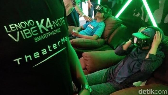 Warga Surabaya Rasakan Sensasi Lenovo TheaterMax