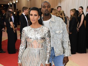 Bergaya Futuristik Bareng Kanye West, Kim Kardashian Jadi Robot Seksi