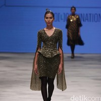 Barli Asmara for Wardah Co[l]ordination. Indonesia Fashion Week 2016 at Jakarta Convention Center. Senayan. Jakarta. [Foto: Mohammad Abduh/Wolipop]