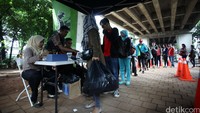Calon penumpang mengantre tiket TransJakarta.