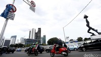 Rambu larangan motor masuk Jalan Jendral Sudirman berada pada ujung Jalan Pattimura jelang patung Pemuda Membangun.