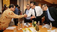 Menseskab Pramono Anung  menyalami para undangan dalam seminar dan lokakarya yang digagas oleh ICW tersebut.