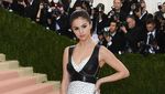 Never Out of Style! Gaya Futuristik Taylor Swift vs Selena Gomez di Met Gala