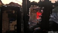 Kebakaran yang terjadi sekitar pukul 04.00 WIB ini diduga dari kompor rumah milik Mulyadi yang saat kejadian sedang menanak nasi.