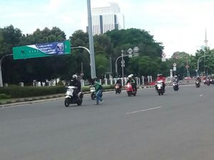 Top! Driver Go-Jek Ini Pungut Ranjau Paku di Tengah Jalan Dekat Istana