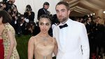 Robert Pattinson Gandeng Pacar, Kristen Stewart Tampil Sendiri di Met Gala