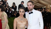 Robert Pattinson hadir bersama kekasihnya, FKA Twigs. Larry Busacca/Getty Images/detikFoto.