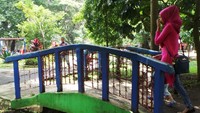 Taman ini termasuk legendaris karena sudah berdiri sejak 1 Maret 1958. Tak terhitung sudah berapa generasi keluarga yang bermain serta piknik di sini (Wahyu/detikTravel)