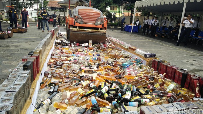 Polisi Sita Ratusan Botol Miras di Pondok Gede