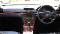 Masuk ke bagian interior, Blue Bird juga mengupayakan kondisi interior yang masih mewah. Terlihat, interior mobil ini masih mempertahankan bahan-bahan yang mewah seperti aksen kayu dan lapisan kulit. Foto: Rangga Rahadiansyah