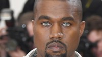 Sementara Kanye memakai lensa kontak silver untuk menunjang penampilannya. Larry Busacca/Getty Images/detikFoto.