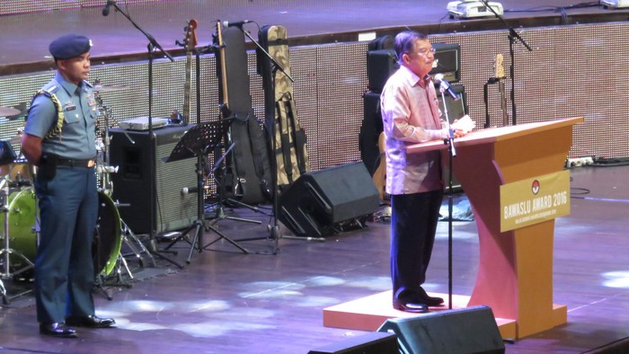 JK: Makin Banyak Air Anda Sehat, Banyak Merokok Makin Sakit